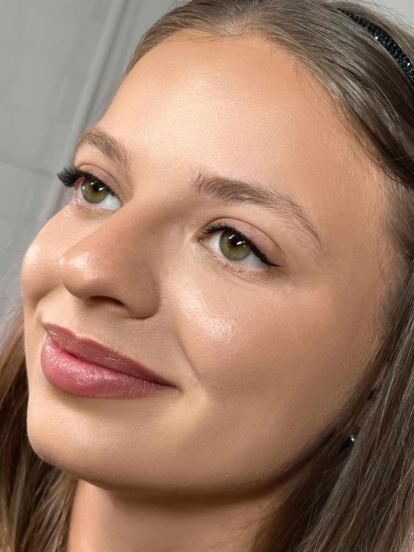 Portret frontal cu zâmbet