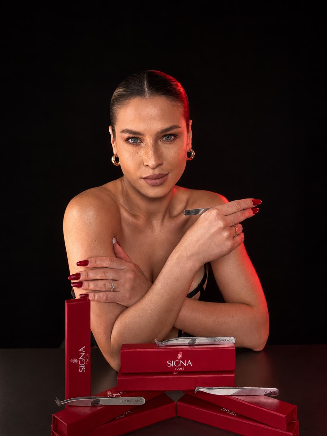 Alexandra Moraru cu pensetele SIGNA Tools